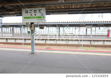 JR北海道函館本線，從函館站到大沼站的本地火車車窗景色（2023年夏季多雲） 125326854