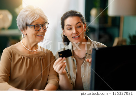 women are using laptop for online shopping 125327081
