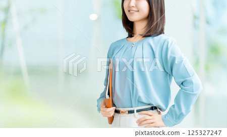 微笑的女人/女商人 125327247
