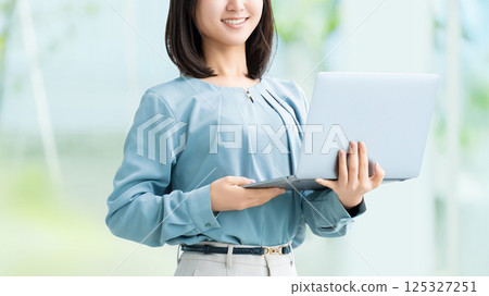 有筆記型電腦的女人/女商人 有筆記型電腦的女人/女商人 125327251