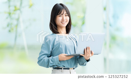 Woman with a laptop / business woman 125327252