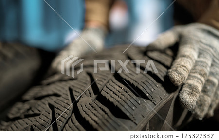 mechanic changing a wheel 125327337