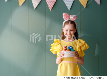 child with Easter painting eggs 125328042