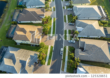 Residential neighborhood in Florida with suburban houses. Development of US premium housing 125328651