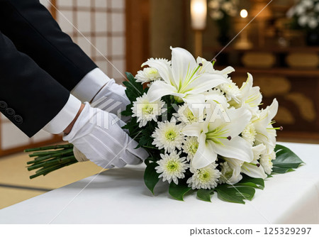 一名殯儀館工作人員正在佈置白色鮮花（人工智慧生成的圖像） 125329297