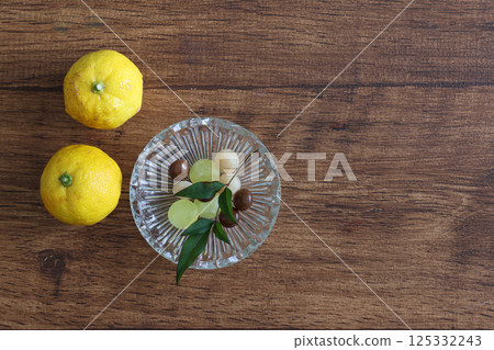 Lozenges in a glass bowl on a wooden table 125332243