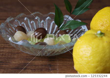 Lozenges in a glass bowl on a wooden table 125332244