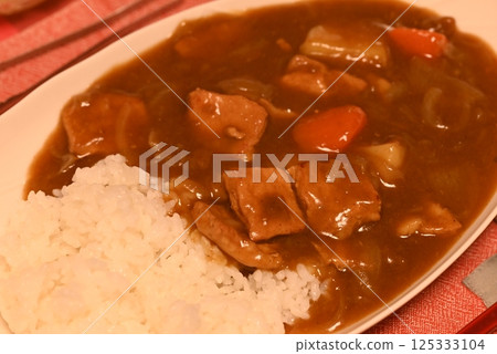 Curry rice with lots of vegetables and meat 125333104