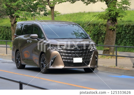 Image of a minivan in motion 125333626