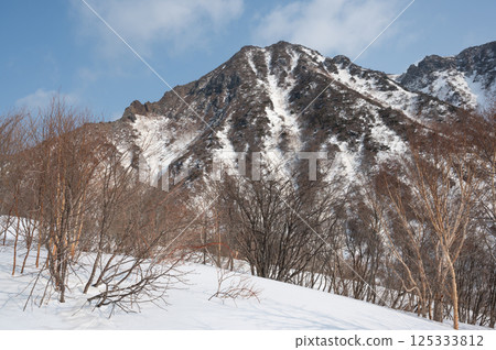 栃木縣那須山白雪皚皚的登山道上看到的四月風景 栃木縣那須山白雪皚皚的登山道上看到的四月風景 125333812