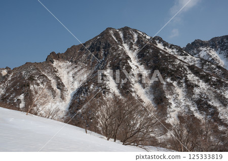 栃木縣那須山白雪皚皚的登山道上看到的四月風景 125333819