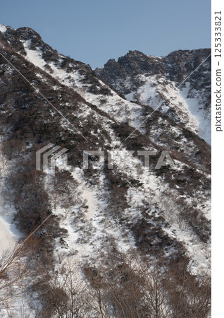 栃木縣那須山白雪皚皚的登山道上看到的四月風景 125333821
