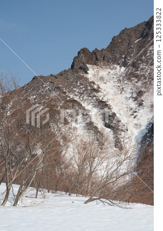 栃木縣那須山白雪皚皚的登山道上看到的四月風景 125333822