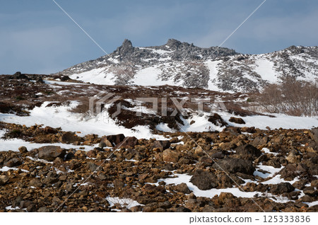 栃木縣那須山白雪皚皚的登山道上看到的四月風景 125333836