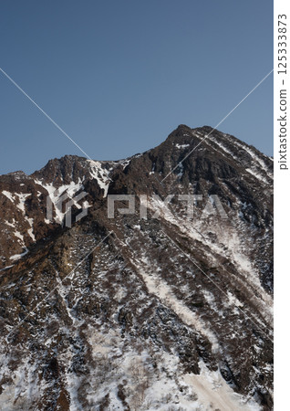 April scenery seen from the snow-covered hiking trail at Mount Nasu in Tochigi Prefecture 125333873