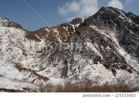 April scenery seen from the snow-covered hiking trail at Mount Nasu in Tochigi Prefecture 125333883