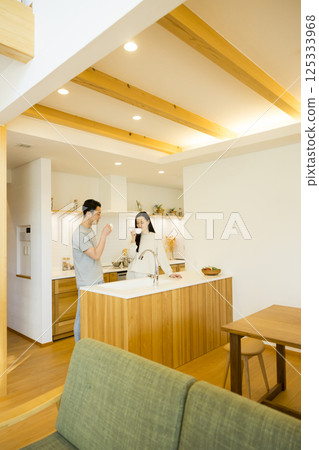 站立在廚房裡的夫婦 站立在廚房裡的夫婦 125333968