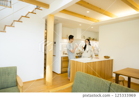 A couple standing in the kitchen 125333969