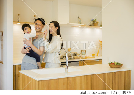 A couple standing in the kitchen 125333979