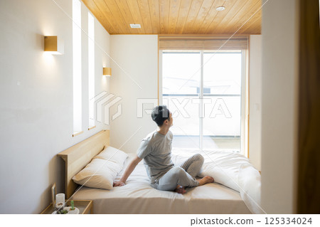 Men sitting on bed Men sitting on bed 125334024