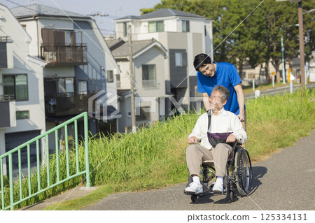 乘坐輪椅的老人 125334131