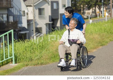 乘坐輪椅的老人 125334132