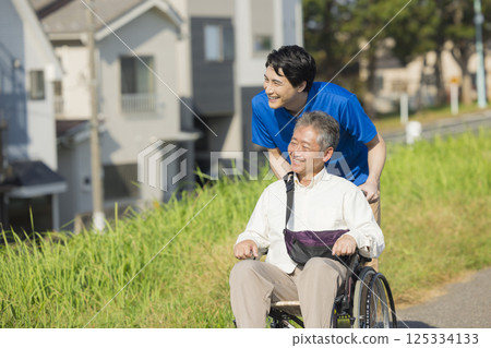 乘坐輪椅的老人 125334133