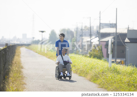 乘坐輪椅的老人 125334134