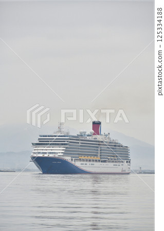 拍攝春天停靠北海道函館港的嘉年華光輝號遊輪 125334188