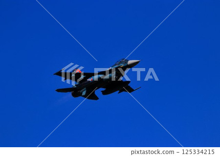 一架F-2噴氣式戰鬥機以高機動性飛越首都防空要道百里基地。 125334215