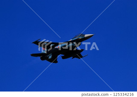 An F-2 jet fighter flying in high maneuverability over Hyakuri Base, the key to the capital's air defense. 125334216