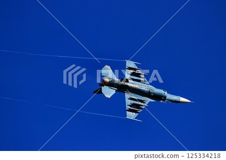 一架F-2噴氣式戰鬥機以高機動性飛越首都防空要道百里基地。 125334218