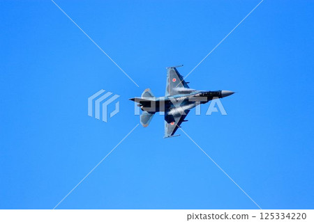 一架F-2噴氣式戰鬥機以高機動性飛越首都防空要道百里基地。 125334220