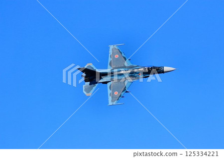 一架F-2噴氣式戰鬥機以高機動性飛越首都防空要道百里基地。 一架F-2噴氣式戰鬥機以高機動性飛越首都防空要道百里基地。 125334221