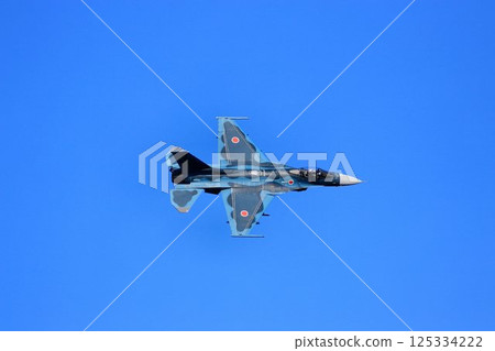 一架F-2噴氣式戰鬥機以高機動性飛越首都防空要道百里基地。 一架F-2噴氣式戰鬥機以高機動性飛越首都防空要道百里基地。 125334222