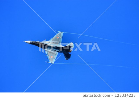 一架F-2噴氣式戰鬥機以高機動性飛越首都防空要道百里基地。 一架F-2噴氣式戰鬥機以高機動性飛越首都防空要道百里基地。 125334223