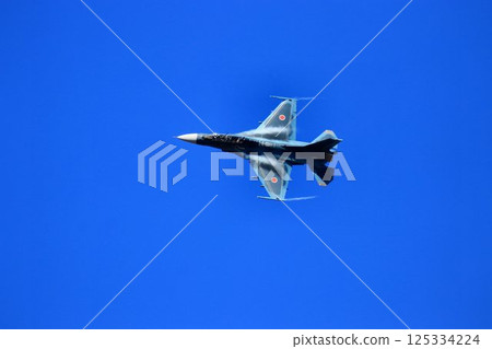 一架F-2噴氣式戰鬥機以高機動性飛越首都防空要道百里基地。 125334224