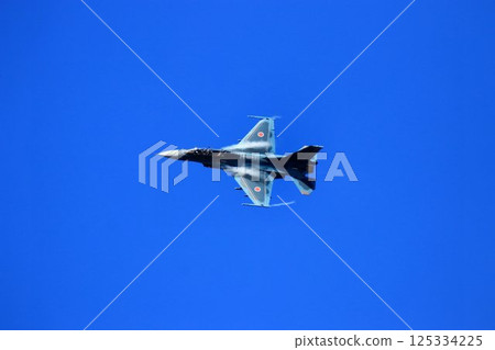 一架F-2噴氣式戰鬥機以高機動性飛越首都防空要道百里基地。 125334225