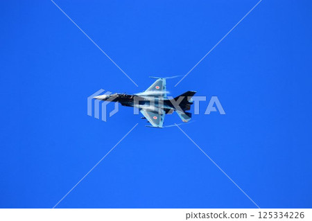 一架F-2噴氣式戰鬥機以高機動性飛越首都防空要道百里基地。 125334226