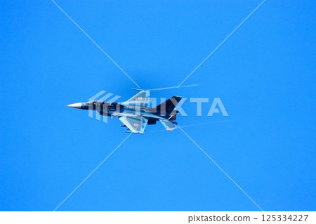 An F-2 jet fighter flying in high maneuverability over Hyakuri Base, the key to the capital's air defense. 125334227