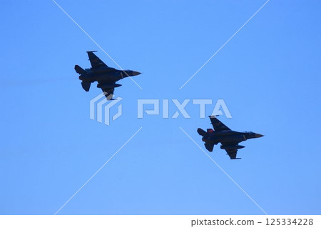An F-2 jet fighter flying in high maneuverability over Hyakuri Base, the key to the capital's air defense. 125334228