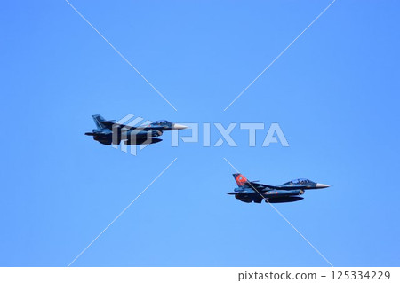 一架F-2噴氣式戰鬥機以高機動性飛越首都防空要道百里基地。 一架F-2噴氣式戰鬥機以高機動性飛越首都防空要道百里基地。 125334229