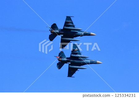 An F-2 jet fighter flying in high maneuverability over Hyakuri Base, the key to the capital's air defense. 125334231