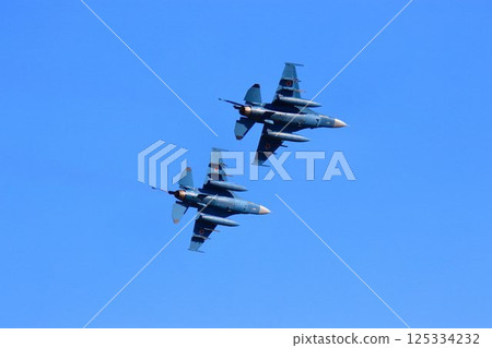 一架F-2噴氣式戰鬥機以高機動性飛越首都防空要道百里基地。 一架F-2噴氣式戰鬥機以高機動性飛越首都防空要道百里基地。 125334232