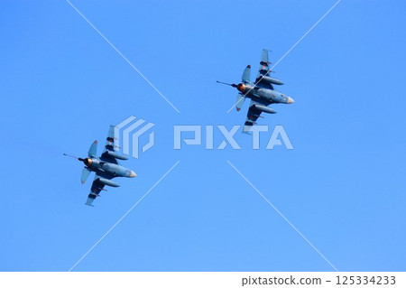 一架F-2噴氣式戰鬥機以高機動性飛越首都防空要道百里基地。 一架F-2噴氣式戰鬥機以高機動性飛越首都防空要道百里基地。 125334233