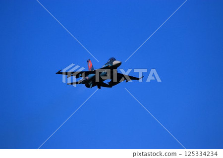 An F-2 jet fighter flying in high maneuverability over Hyakuri Base, the key to the capital's air defense. 125334234