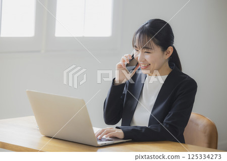 經營個人電腦的女商人 125334273