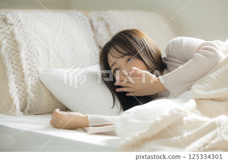 一個睡在床上的年輕女人 一個睡在床上的年輕女人 125334301