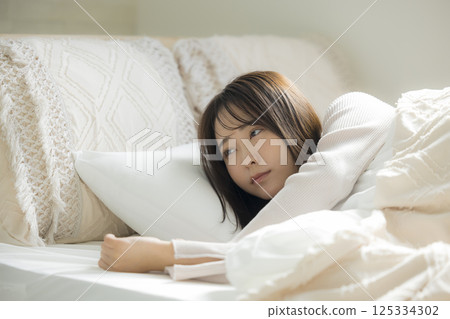 一個睡在床上的年輕女人 125334302