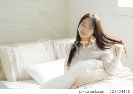 A woman watching a smartphone in bed 125334438